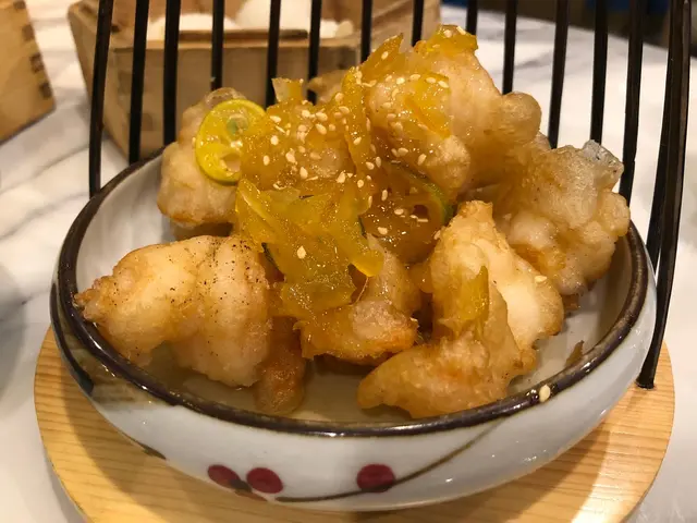 用料新鮮，
蝦球吃起來肉質爽彈，
蝦球外皮炸得香脆，粉漿又不會太厚，
而且巧妙地用上蜂蜜柚子作調味，
中和了酥炸嘅油膩感，食多幾件都唔會覺得膩！值得一試！👍🏾