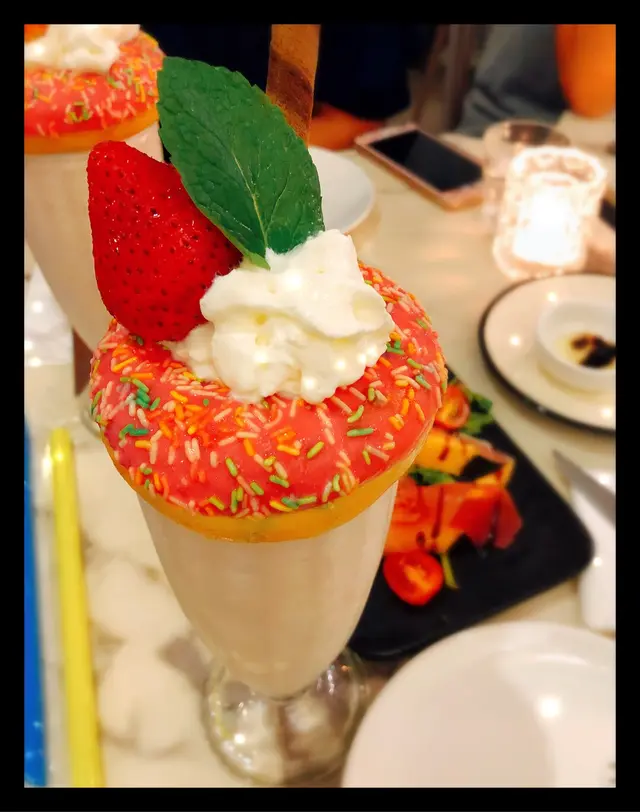 士多啤梨甜甜圈奶昔