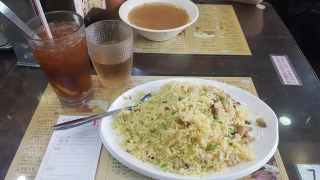咸魚雞粒炒飯配凍檸茶加例湯