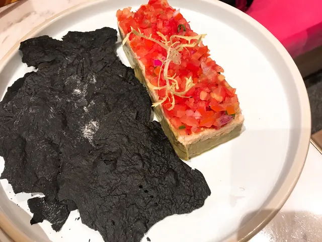 牛油果番茄蟹肉沙律配竹炭薄脆