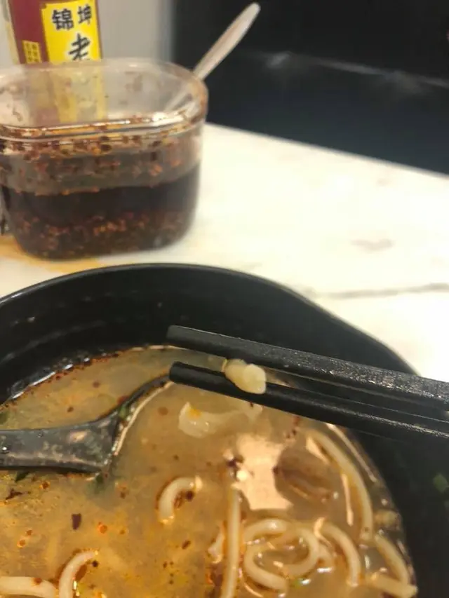 覺得麵煮唔熟,個芯仲係透明