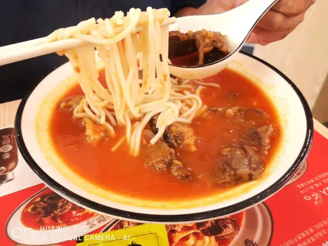 蕃茄🍅湯底，用牛骨加入蔬菜去淆煮，入口香甜，沒有令人討厭腥酸味。聽老闆👨🏻‍🍳說，濃湯每日用30斤蕃茄及30斤牛骨牛腩淆湯的，食材非常新鮮，選用本地最強進口商，唔會用冰鮮牛肉，$78元有如此出品實屬超值