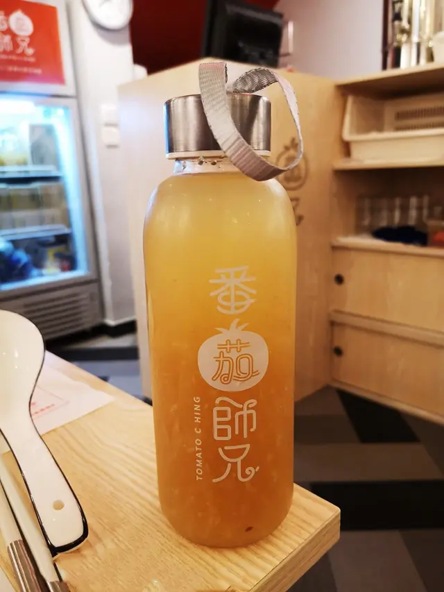 雪梨蓉🍐特別多，應該用咗差唔多成個。 加上squeeze咗一啲檸檬汁落去， 酸甜得來亦可作秋天嘅滋補飲料。