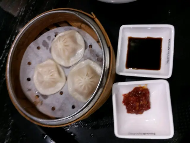 小籠包飛碟型 皮厚👎 
肉餡脪 料少 扁踢踢👎
豆瓣醬問至提供 黑醋酸唔香👎 