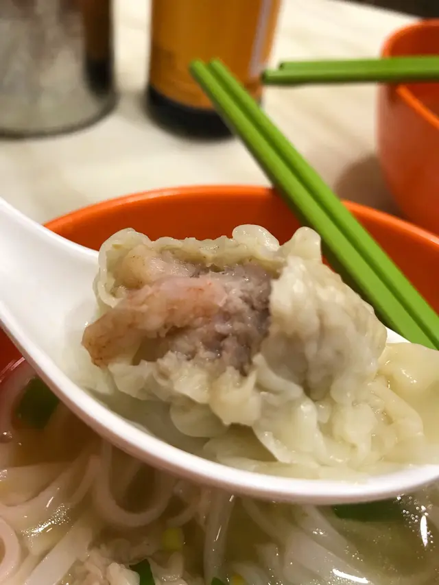 雲吞咬開後蝦肉豬肉清晰可見