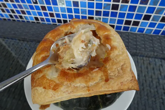 酥皮外層焗至金黃色，鬆化之餘，亦傳來陣陣牛油香！