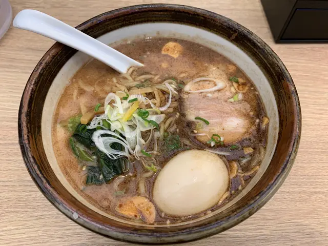 飲一啖湯，有淡淡嘅焦香蒜味，但湯底唔夠濃厚！從一隻切都唔切嘅蛋就睇得出喱間舖對日本拉麵嘅熱誠同認真啦！配一個日文店名，有乜意思呢！？