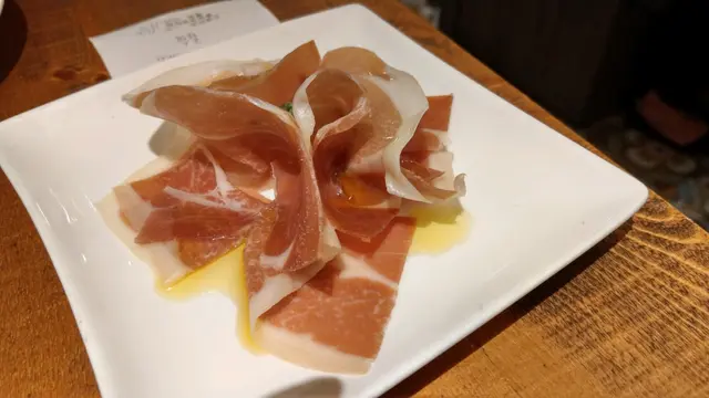 偏咸, 塊數唔少, 比較好既做法係撈埋沙律菜食中和返