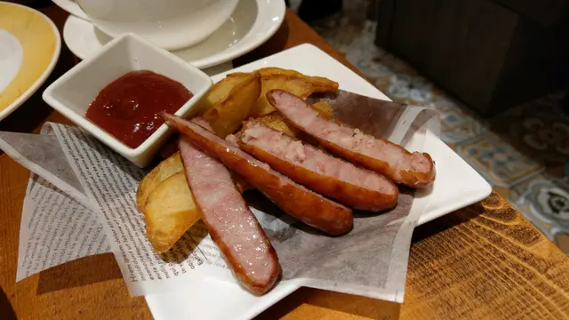 薯角飽滿有薯味, 炸出黎感覺唔太油, 無overcook. 香腸外脆內軟, 入面既肥豬肉令佢更香口, 不過都更肥