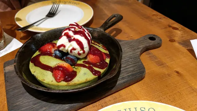 一凍一熱, 將疏乎利夾埋雪呢拿雪糕放入口, 唔錯. 生果普通, 疏乎利好軟熟, 抹茶味唔算上品