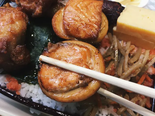 魷魚很有咬口，夾住三文魚魚油肥美，好吃！