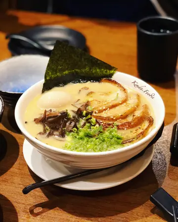 特盛酱油浓鸡白汤拉面