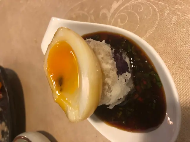 流心蛋伴黑魚子醬茄子