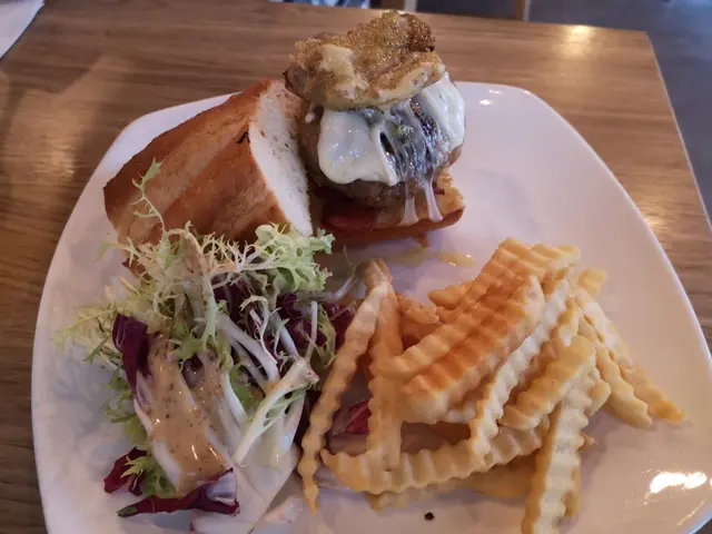 法國鵝肝配安格斯牛肉漢堡配薯條 