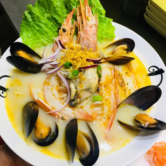 招牌海鮮椰汁酸湯檬粉