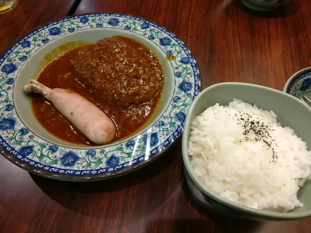 漢堡扒和香草腸配秘製醬汁