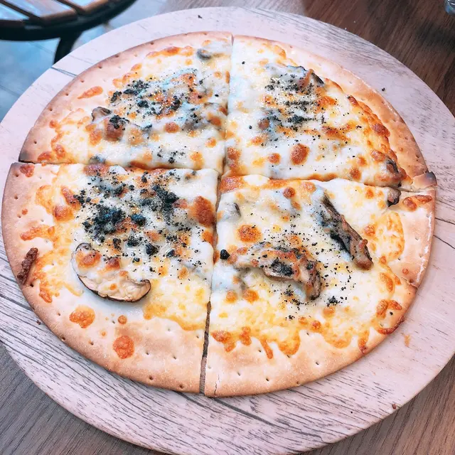 黑松露烤菇薄餅