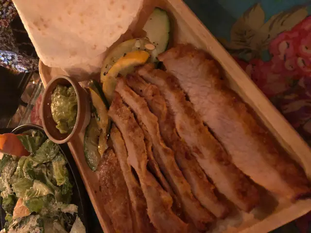 豬頸肉配墨西哥餅牛油果醬