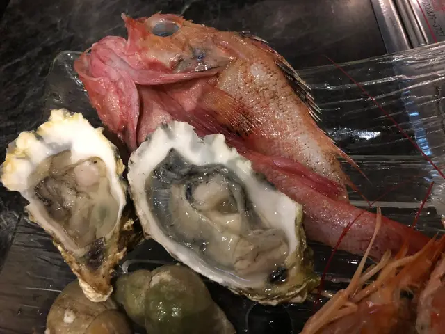 生蠔個頭不大,但都算肥美,最驚喜的是原條喜之次,肉質嫩滑,入口鹹香味美。😋