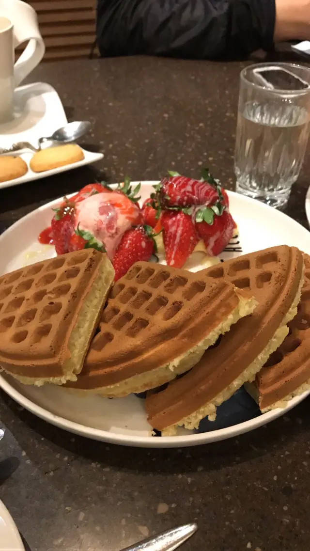 草莓冰淇淋鬆餅