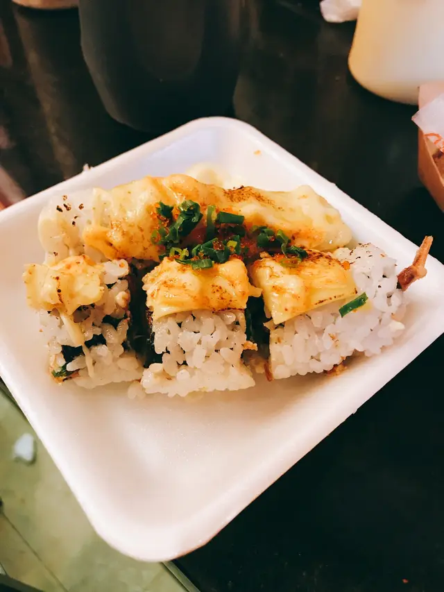 醬料在店面容易拿到，但店內環境較混亂，食客食後既包裝、垃圾等仍擺放在桌上，沒人收拾，以致感官一般，影響食慾🤢