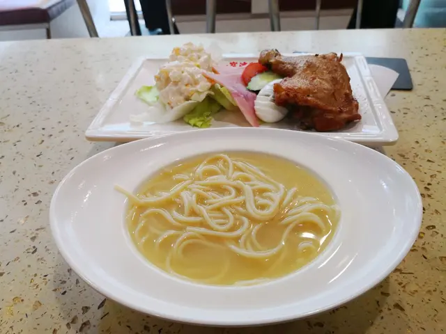 生炸雞脾意粉火腿烚蛋拼雜果沙律