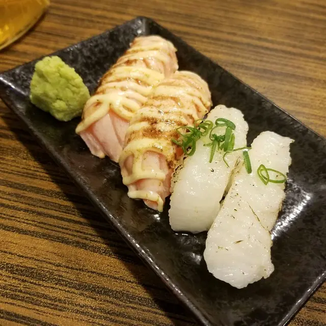 火炙三文魚壽司($6),火炙左口魚邊壽司($8)