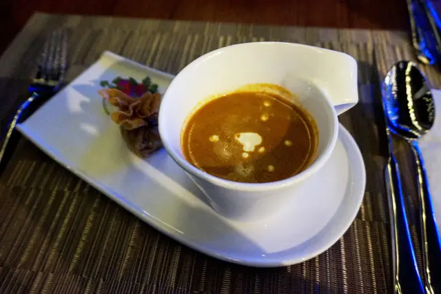 龍蝦湯伴煙肉海鮮雲吞 