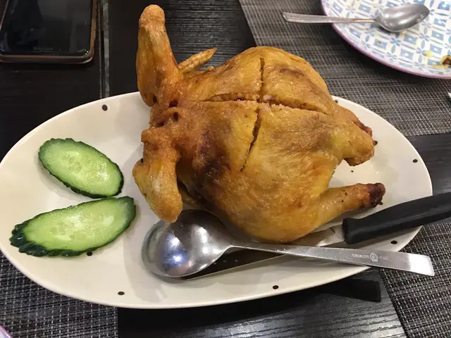 店員在雞背擋開個十字
