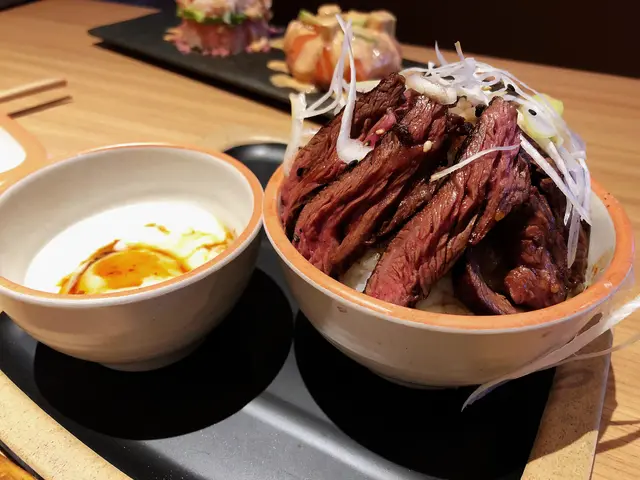 溫泉玉子伴燒澳洲和牛肉爆丼