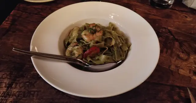 大蝦寛條麵配松子仁羅勒醬