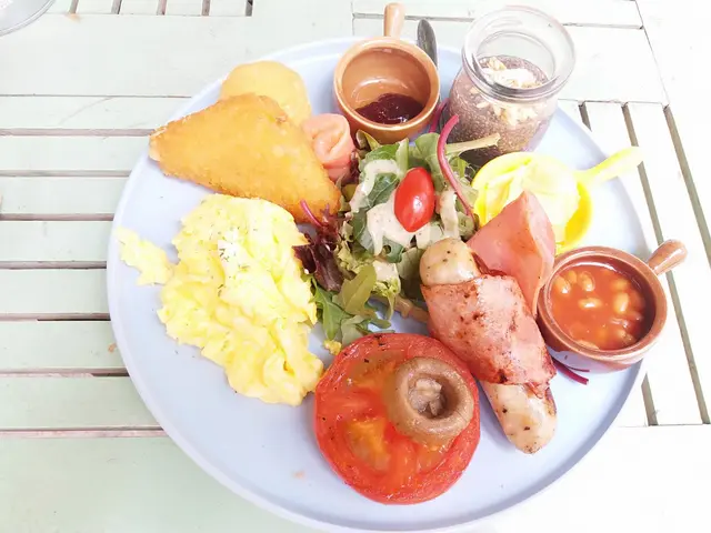 全日早餐黎講算是食材豐富,有炸薯餅(一塊)、大蕃茄(半個)、小蘑菇(一個)、大肉腸(一條)、火腿( 一塊)、茄汁豆(一小碗)、雜菜沙律(適量)、乳酪阿麻果籽(一小瓶)、薯蓉(適量)、鮮奶炒滑蛋(約2隻雞蛋份量)