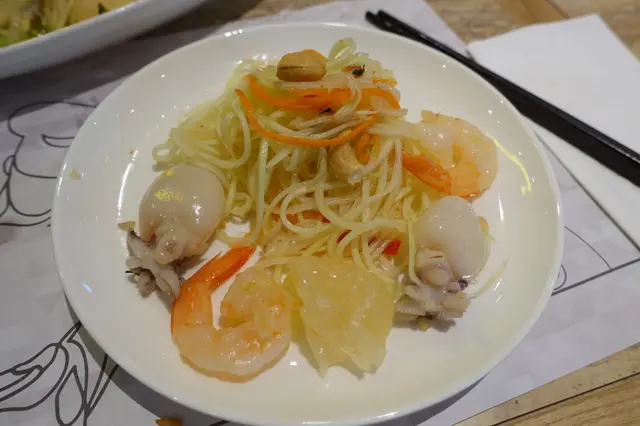 海鮮有蝦、墨魚及蜆肉，還有酸甜多汁的柚子肉及香脆的腰果！