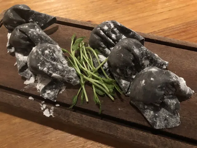 餃子皮呈黑色,果然係黑松露!😂
一咬開,黑松露香氣撲鼻,
蝦肉爽口彈牙,蟹肉鮮香十足!