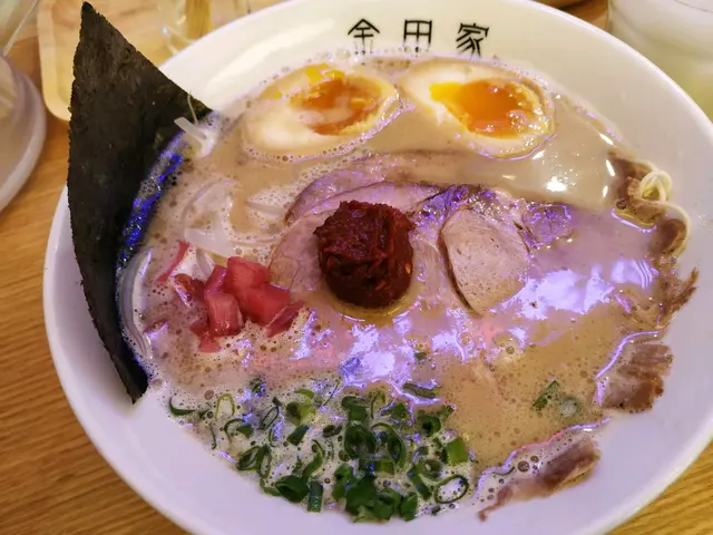 湯底，濃厚，麵條卦上湯底， 配上淡淡清新柚子味和辣醬， 十分惹味！