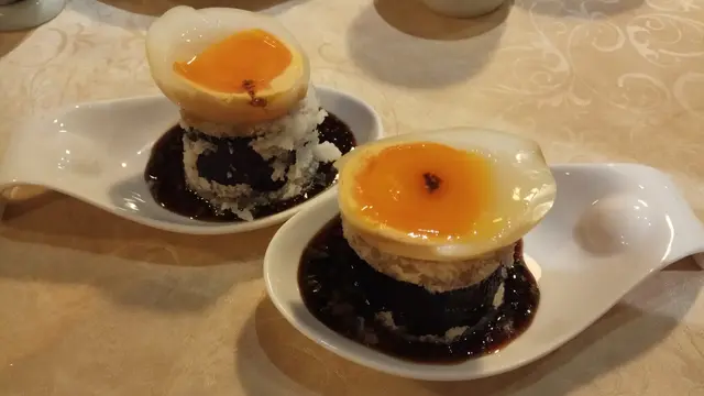 茶燻流心蛋伴黑魚子醬配厚切茄子
