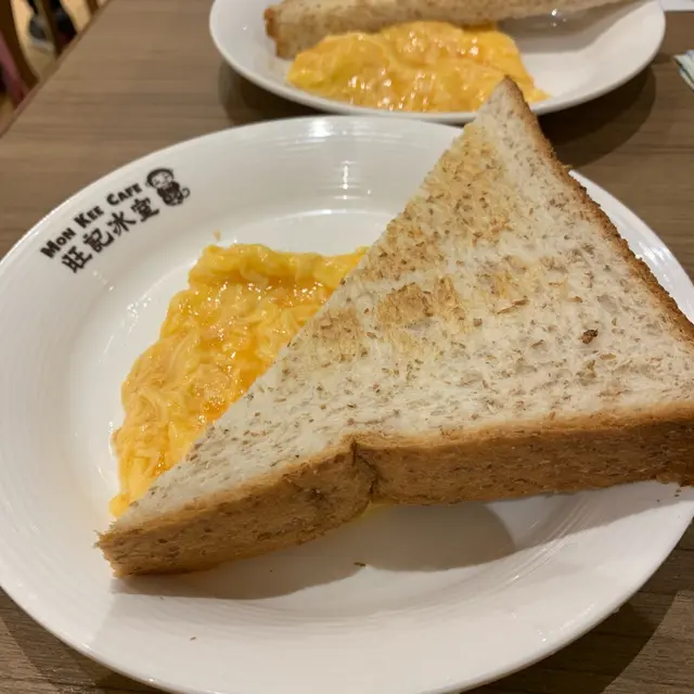 牛奶炒滑蛋配多士