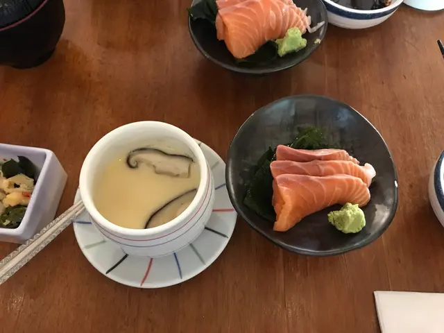 茶碗蒸及三文魚刺身