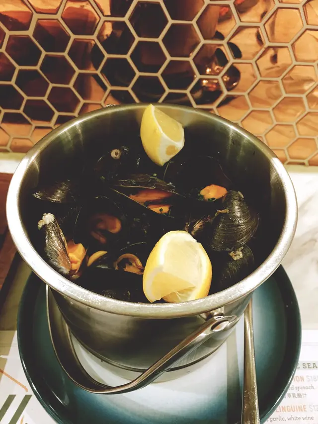 香草白酒煮青口配薯條