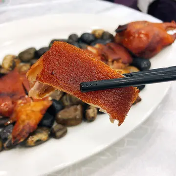 热石酱烤脆皮乳猪