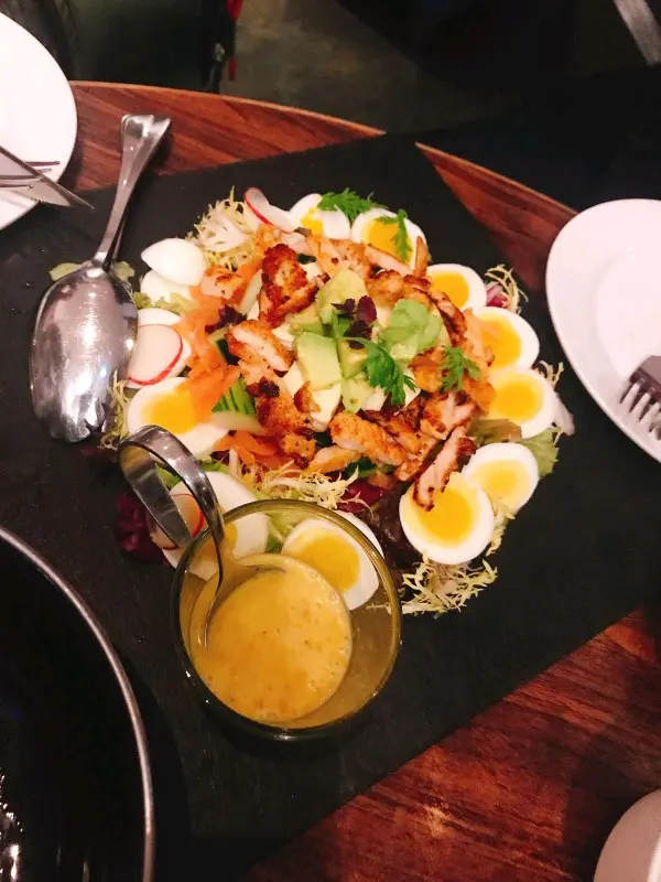 首先講下賣相先,平時其他餐間只會將配料撈咪一碟咁上比你,但呢間餐廳絕對有誠意,排到靚靚仔仔,個汁係餐廳自己調出尼,咁樣咪叫食到餐廳特色,唔通我同你講間餐廳雞肉好鲜甜咩,傻豬尼