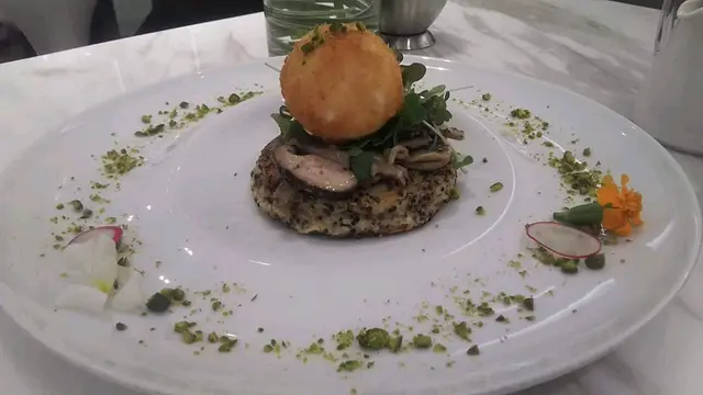 藜麥脆餅伴炸流心蛋