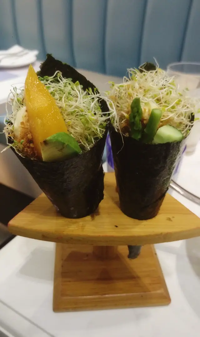 蘆荀素香鬆苜蓿芽手卷；香芒牛油果苜蓿芽手卷