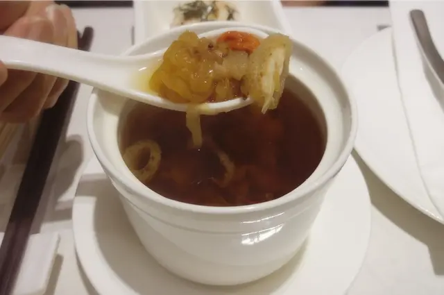 茶樹菇竹笙黃耳百合燉湯