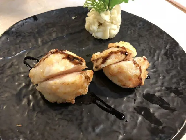 以蝦膠釀在帶子之上