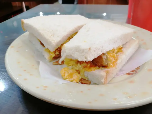 香辣肉丁蛋治餐 (跟凍飲一柸)
