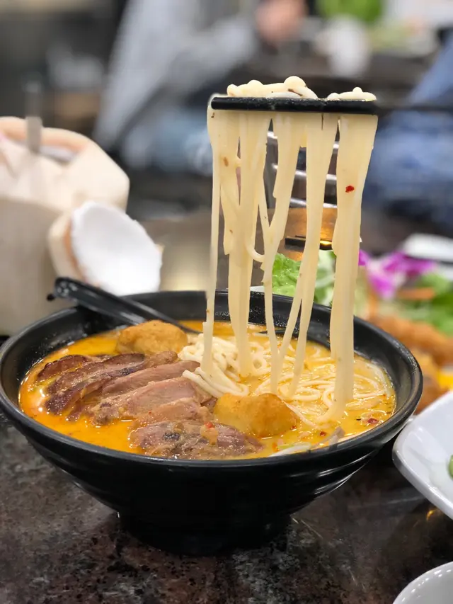 滷豬髀喇沙米線