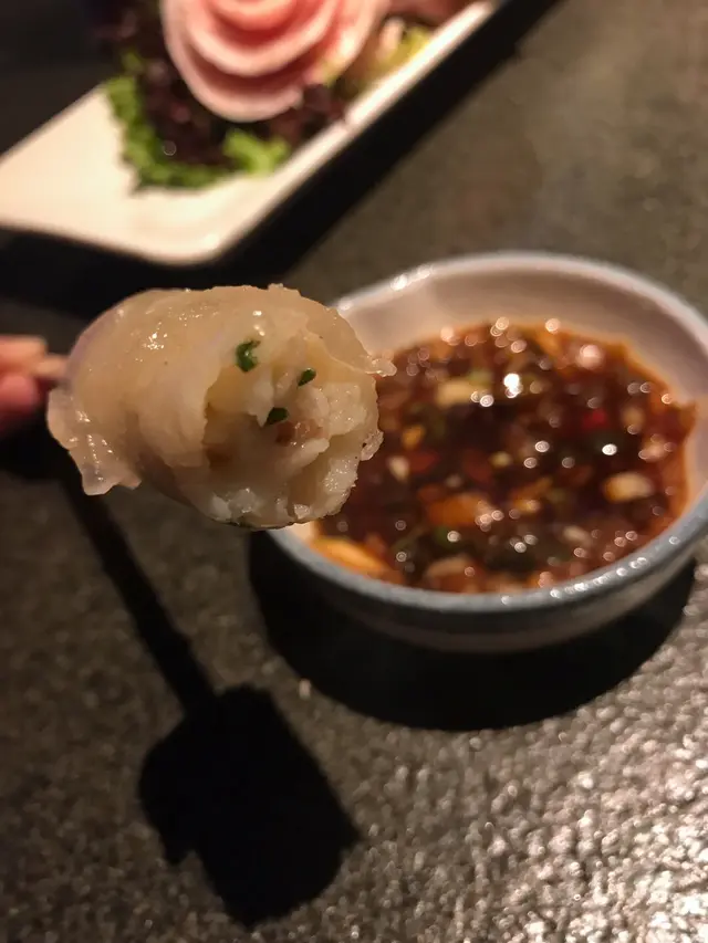 入面係花枝、蝦同豬肉打成嘅肉團