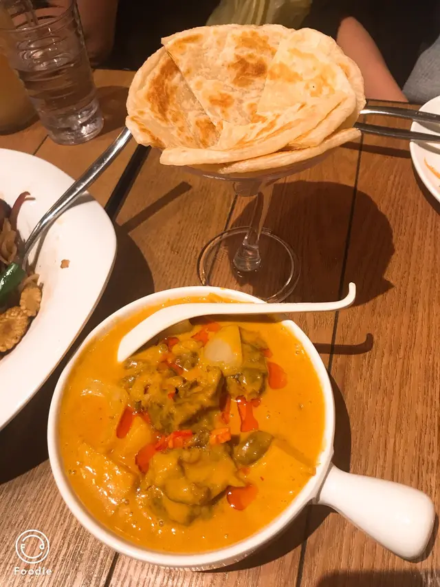 黃咖哩牛腩配薄餅。咖啡微辣有甜,配上熱辣辣薄餅👍🏻 牛腩入味,薯仔夠淋!