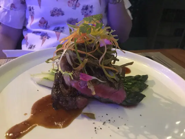 烤美國特級安格斯肉眼伴牛油焗露筍薑味照燒汁